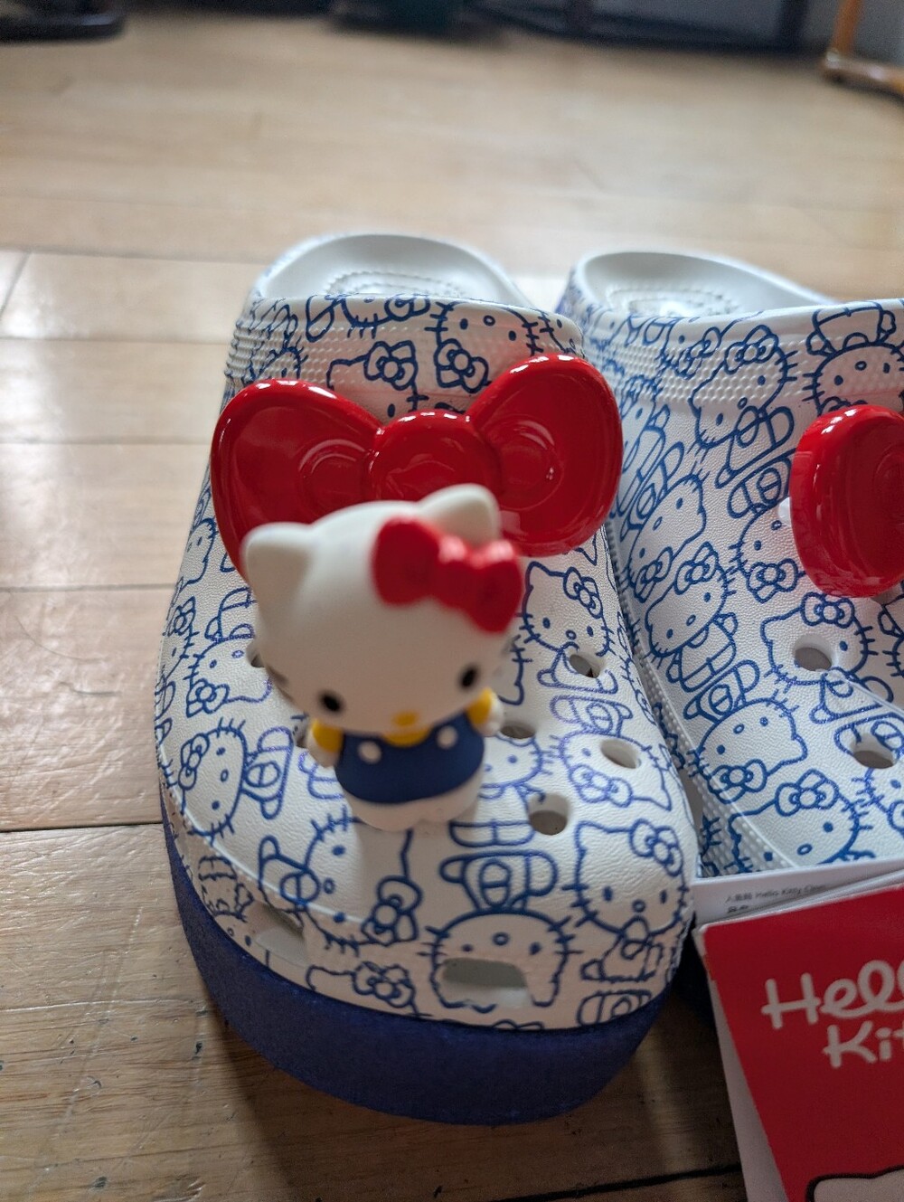 Crocs x Hello Kitty Siren Clog Women's 7 Blue White Glitter 50th Anniversary - Picture 3 of 6